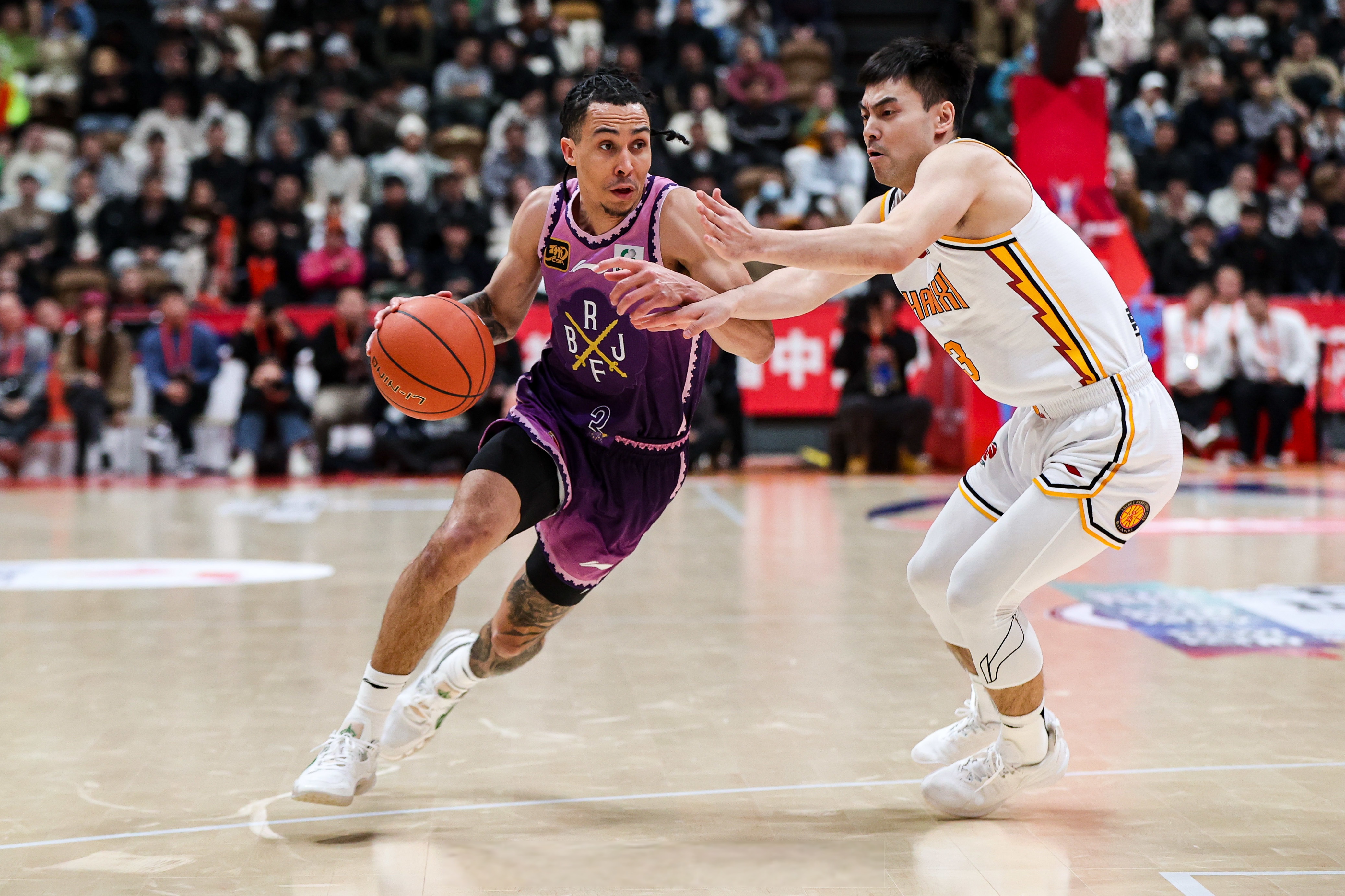 关于男篮球员因伤缺阵，球队积极寻找替补助力比赛的信息