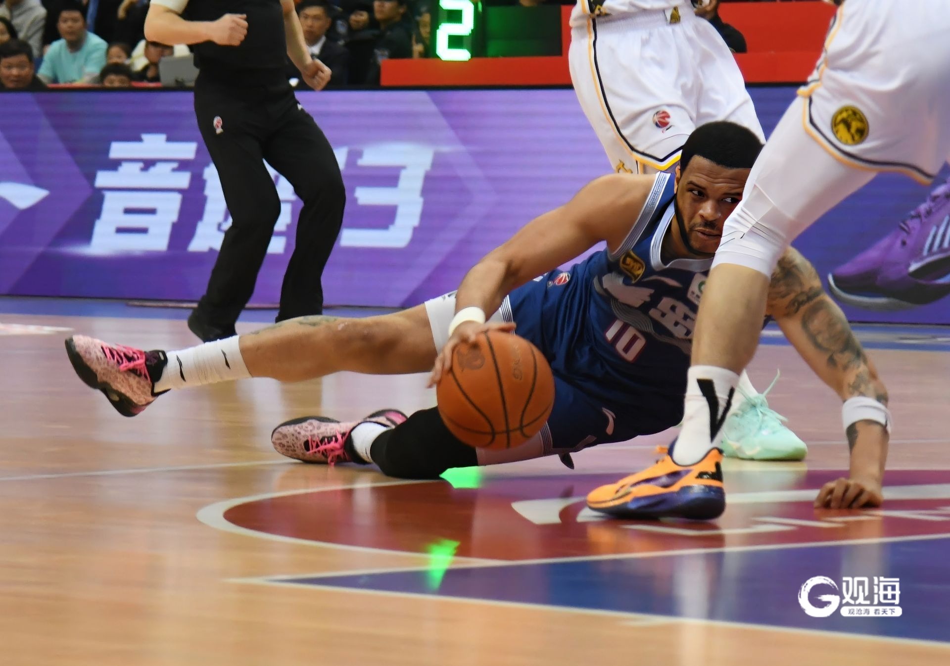 关于男篮球员因伤缺阵，球队积极寻找替补助力比赛的信息