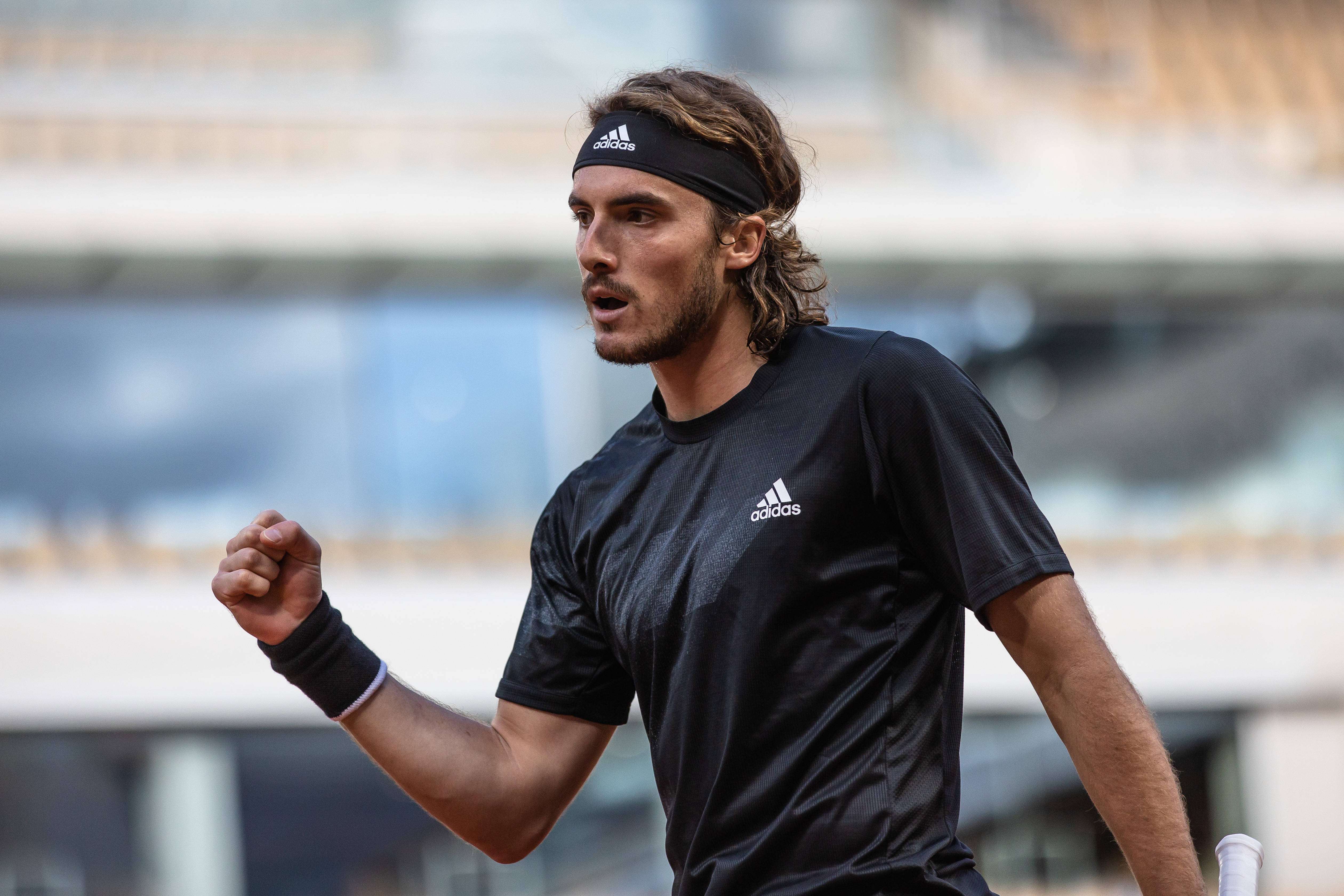 关于美国网球队轻取日本网球队，西西帕斯完成帽子戏法的信息