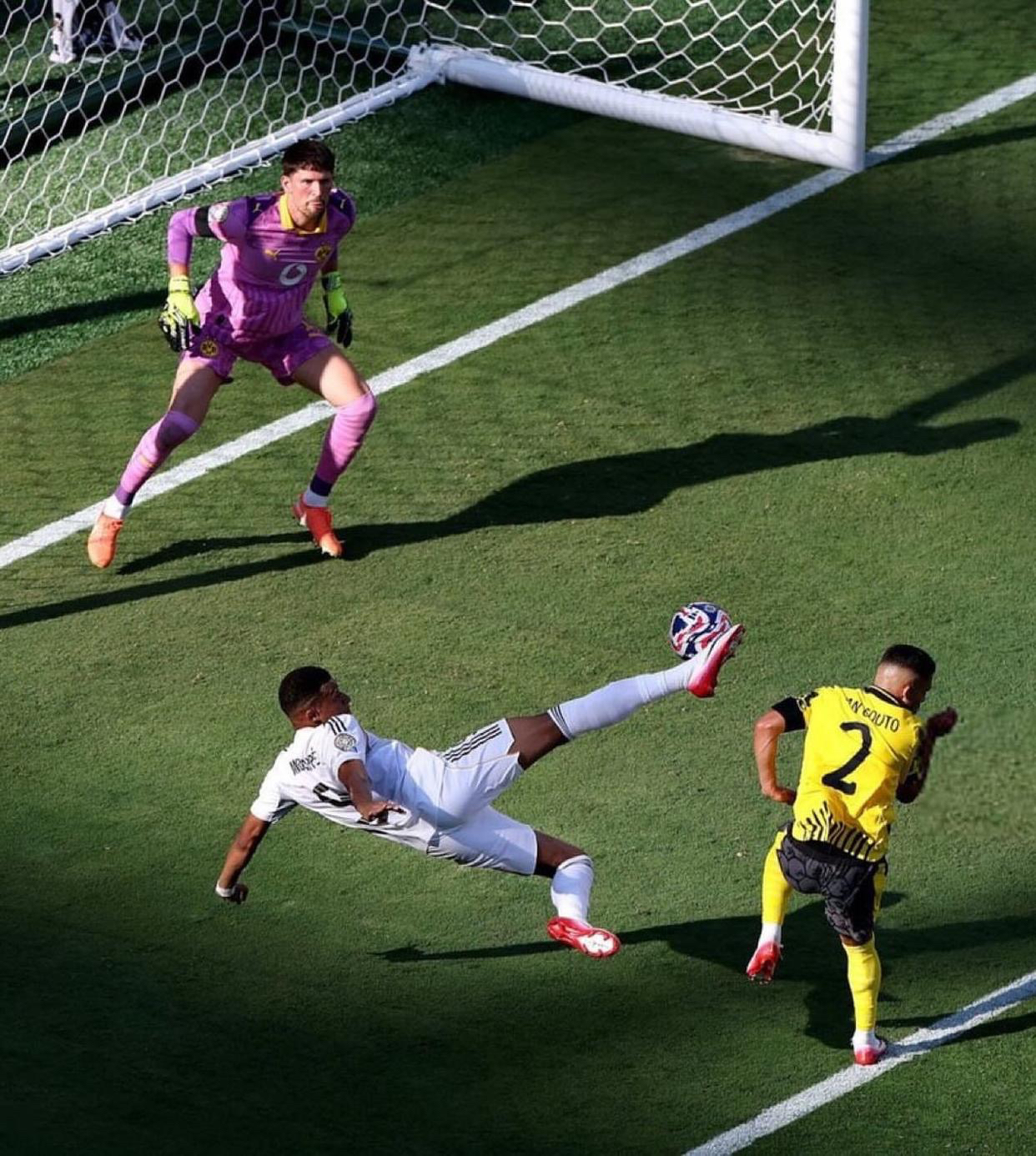 巴西球员勇夺关键进球，稳住阵脚