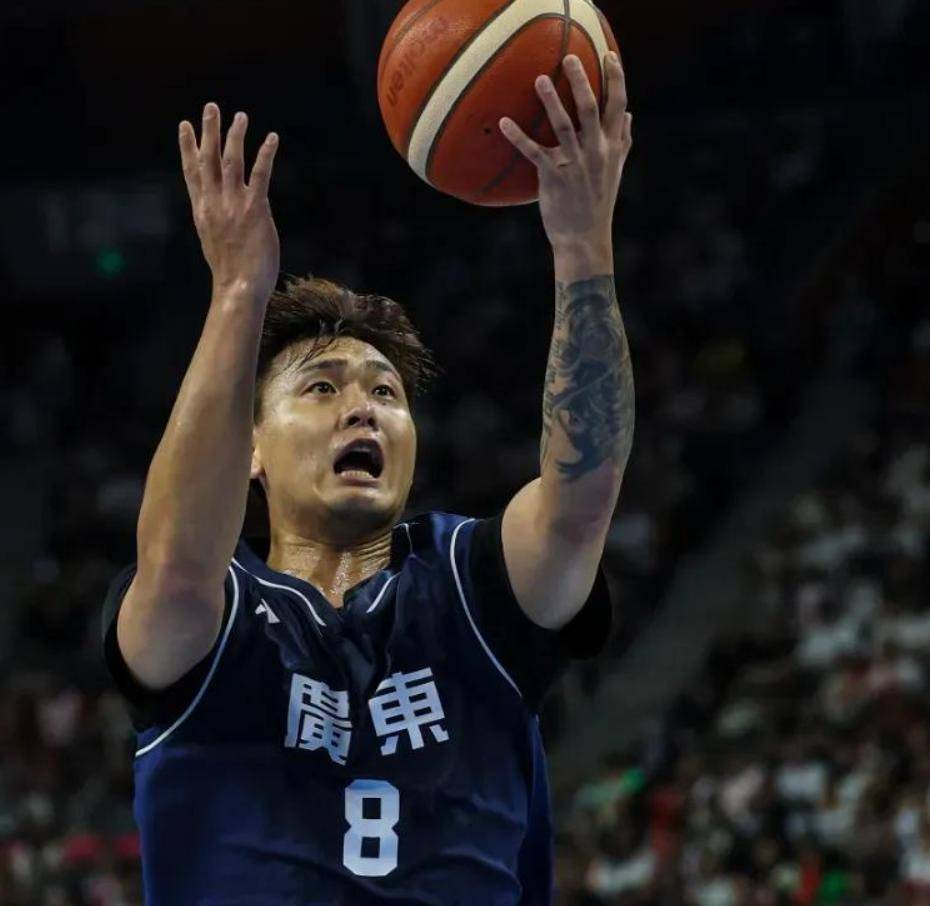 关于广东男篮主场狂胜对手，全队实力大增冲击总冠军的信息