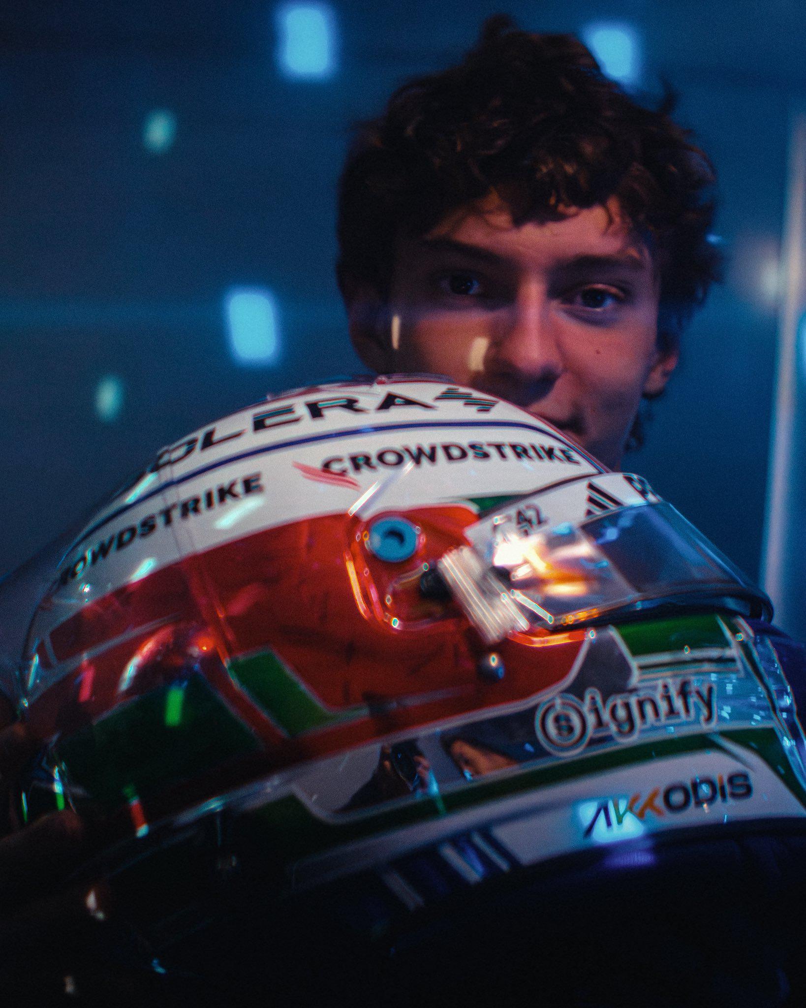 开云体育-梅赛德斯翻盘雷诺车队，拉塞尔扛起全队的简单介绍