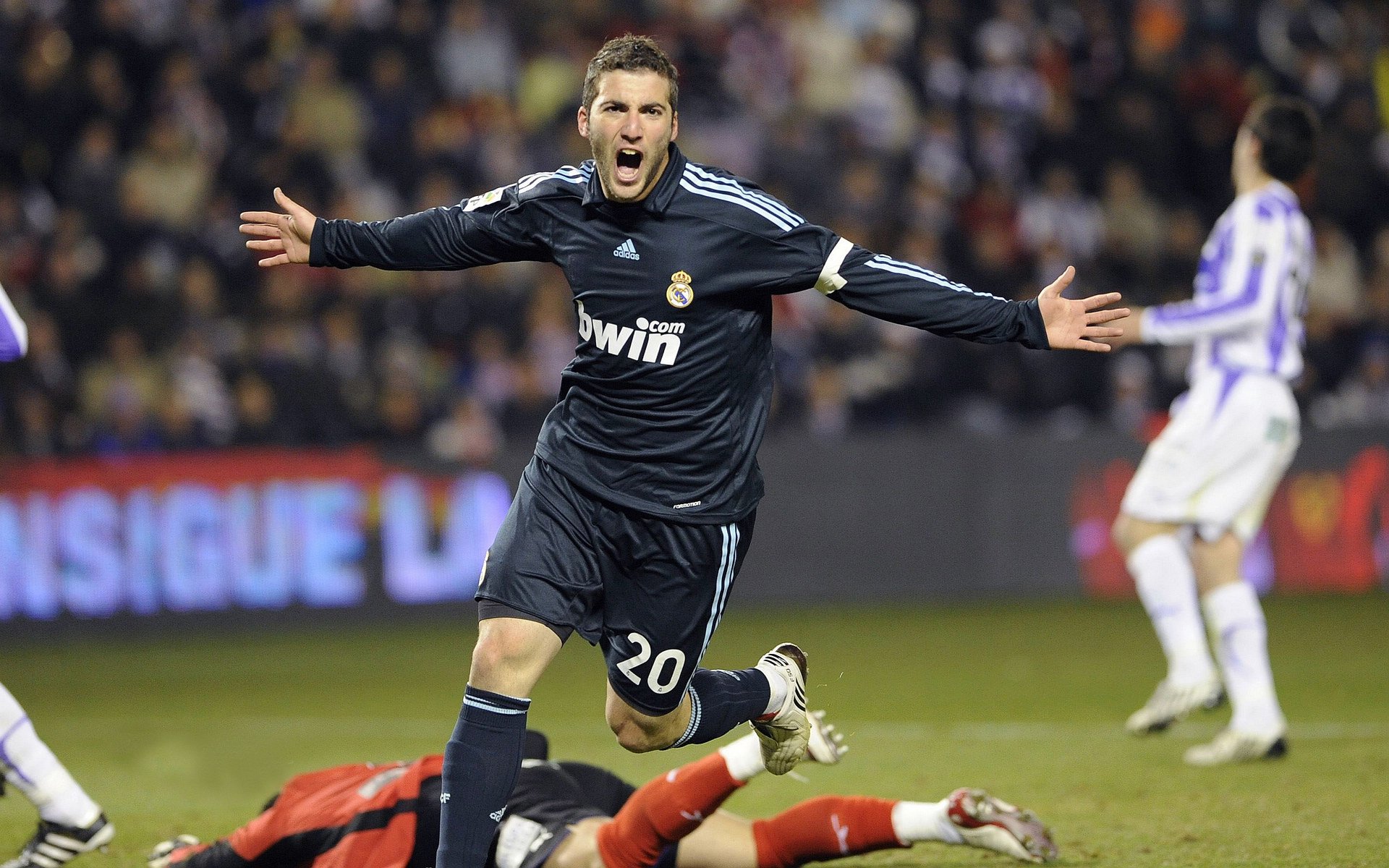 意甲焦点战？火箭强势拿下爵士！当足球热词撞上篮球激情