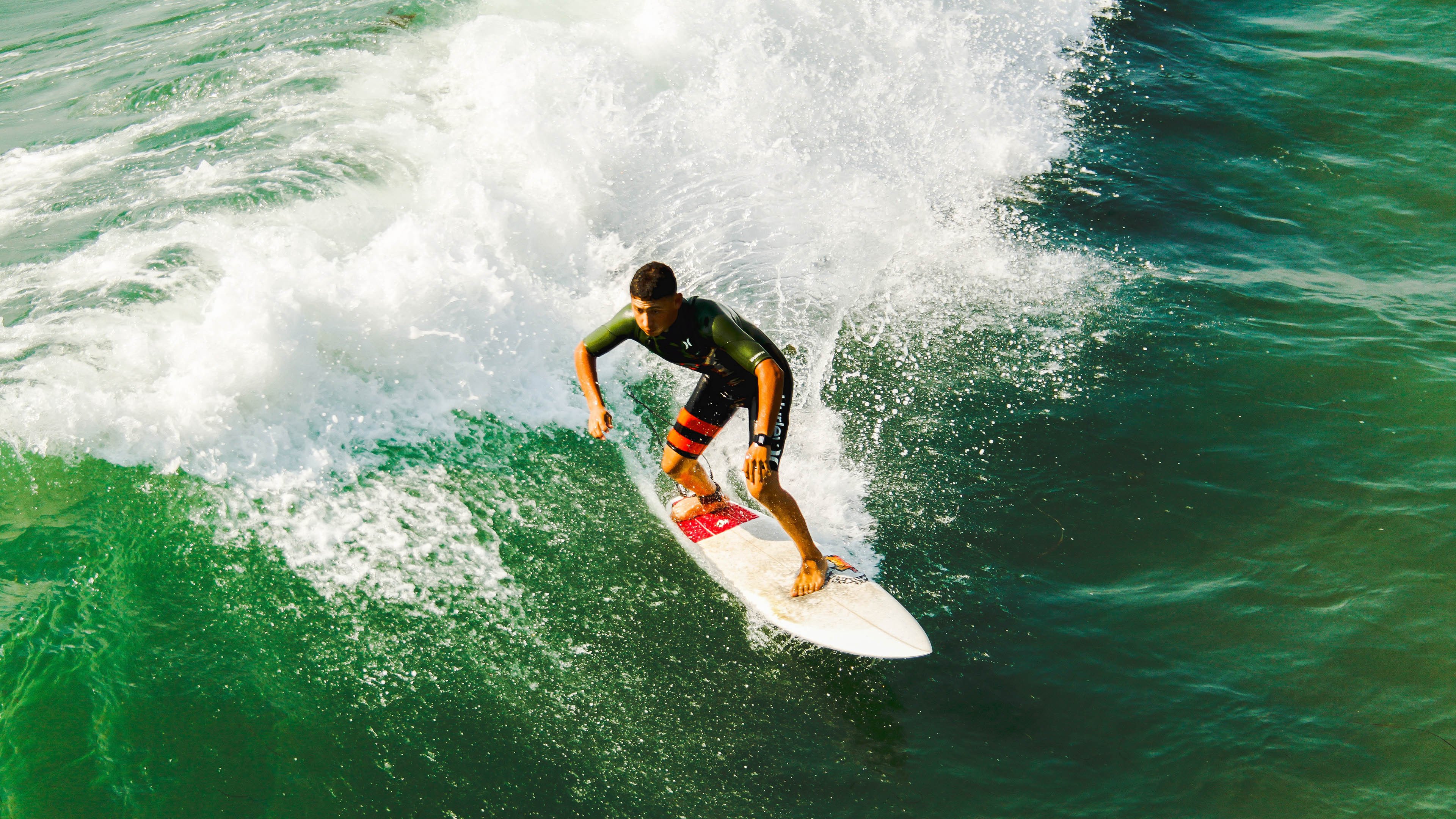 绿茵场上的横扫与乒乓球台的突破，法国足球的狂胜与林高远的纪录之夜